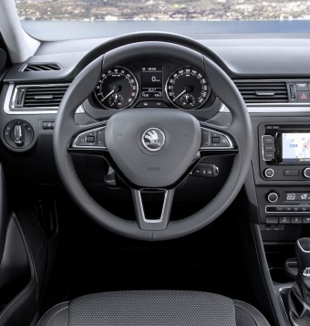 مقود قيادة مجهزة بازرار التحكم التفاعلي