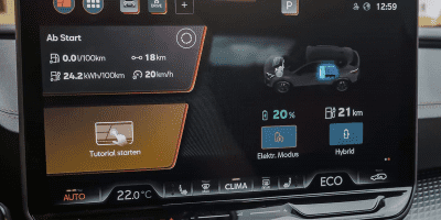 امكانية اختيار نمط قيادة كهربائي بالكامل أو هجين