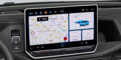 •	شاشة وسطية بقياس 10.4 إنش.